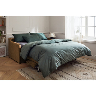 Canapé convertible haut de gamme Auguste 4 places lin marron caramel, position lit avec vrai matelas dans appartement parisien.